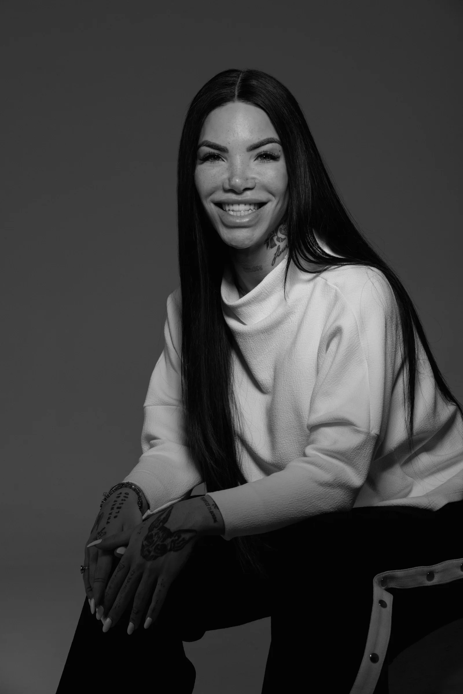 Vitória Guarizo sorrindo em um retrato em preto e branco